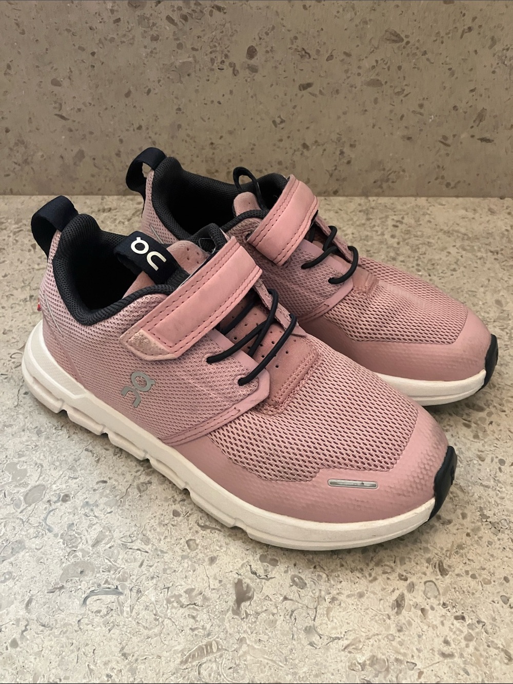 ON RUNNING Kids Pink and Black Velcro + Elastic Laces Athletic Sneakers Sz 11.5